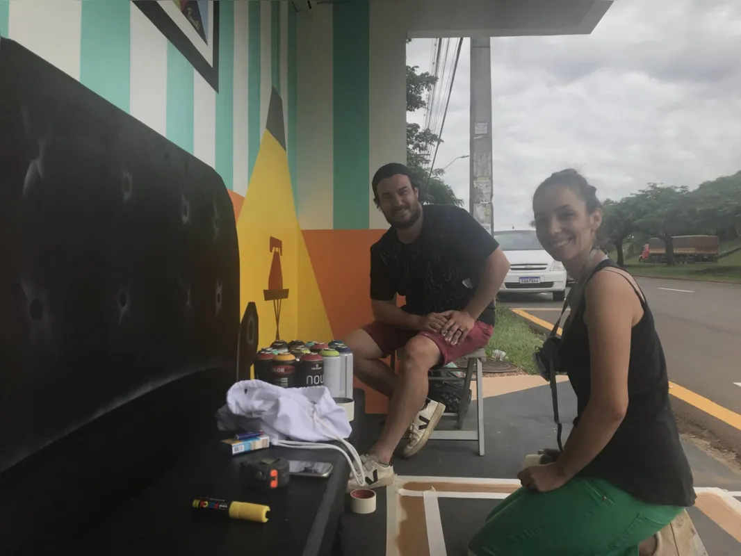Os artistas Diego Sanches e Juliana Pusch são os criadores das artes nos pontos de ônibus de Cambé