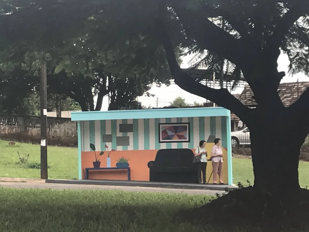 Imagem ilustrativa da imagem Cambeenses se divertem com pintura em pontos de ônibus