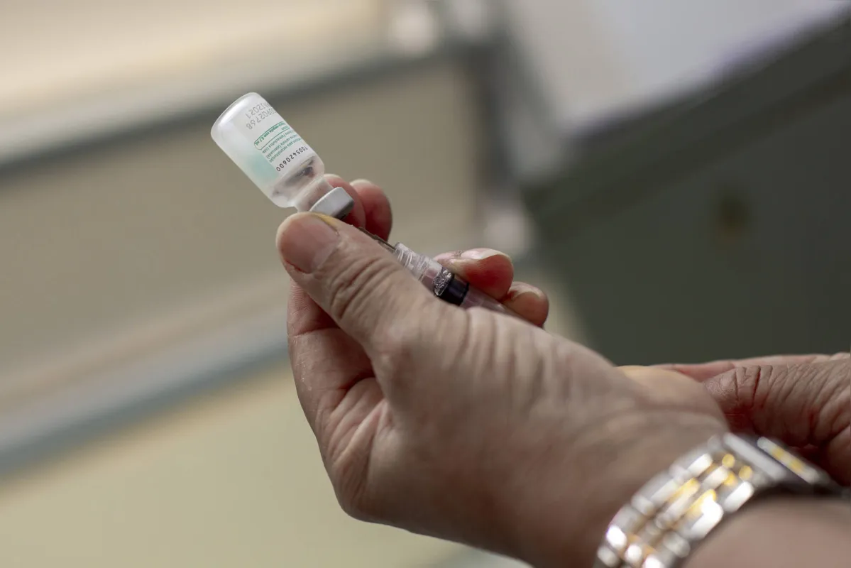 De acordo com a Secretaria de Estado da Saúde, o Paraná conta com 1,2 milhão de doses da vacina