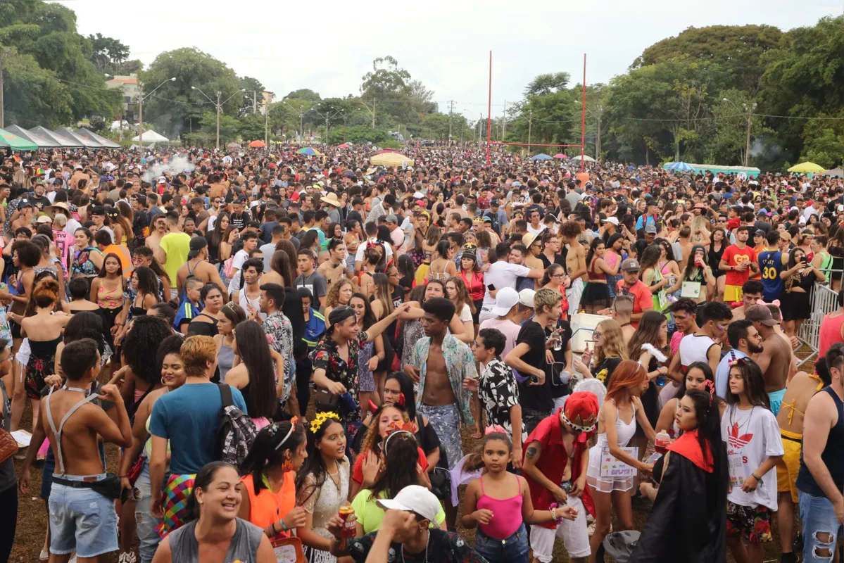 Carnavalescos no Aterro do Igapó: local de concentração do púbico jovem no último dia de folia