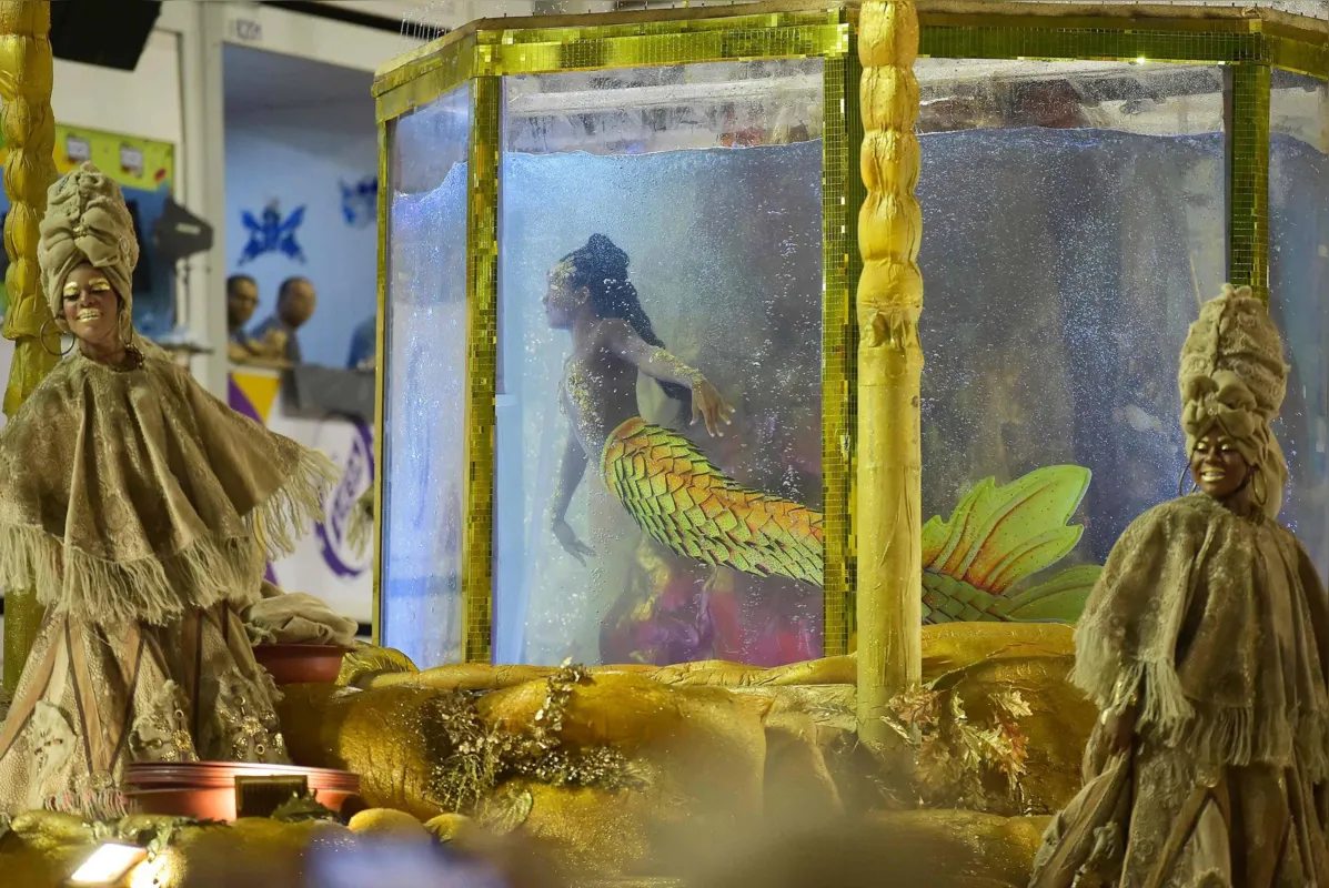 A Viradouro surpreendeu o público logo no início com uma 'sereia num aquário' protagonizada pela nadadora Anna Veloso; o enredo aquático homenageou as lavadeiras da Bahia