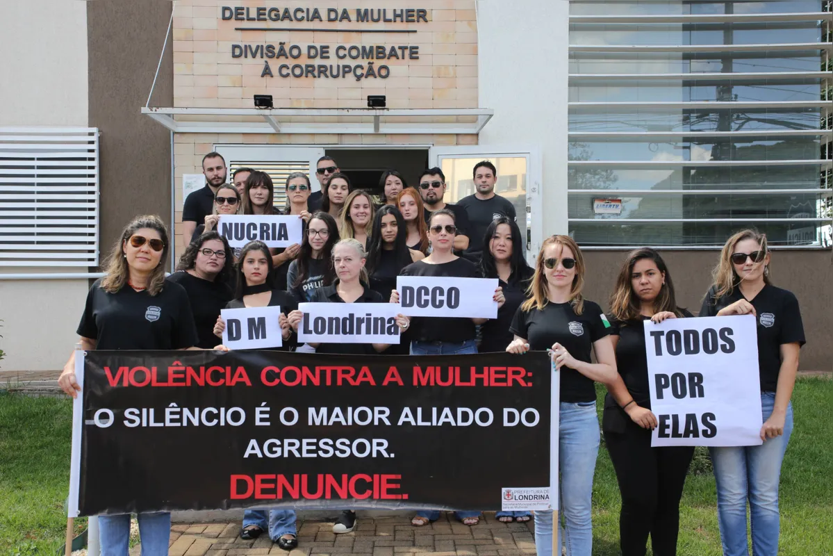 Policiais civis e estagiárias realizaram um protesto contra o feminicídio