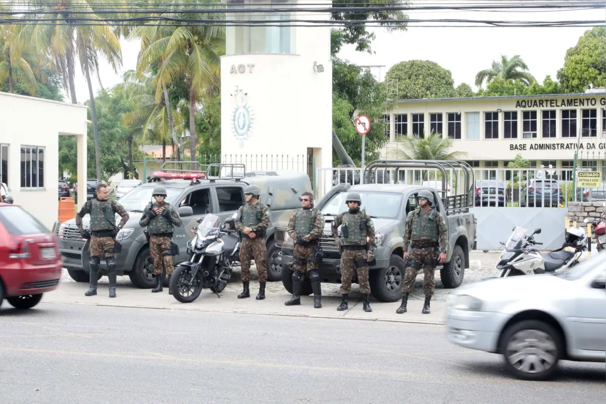 Soldados da Força Nacional patrulham ruas de Fortaleza para garantir segurança à população