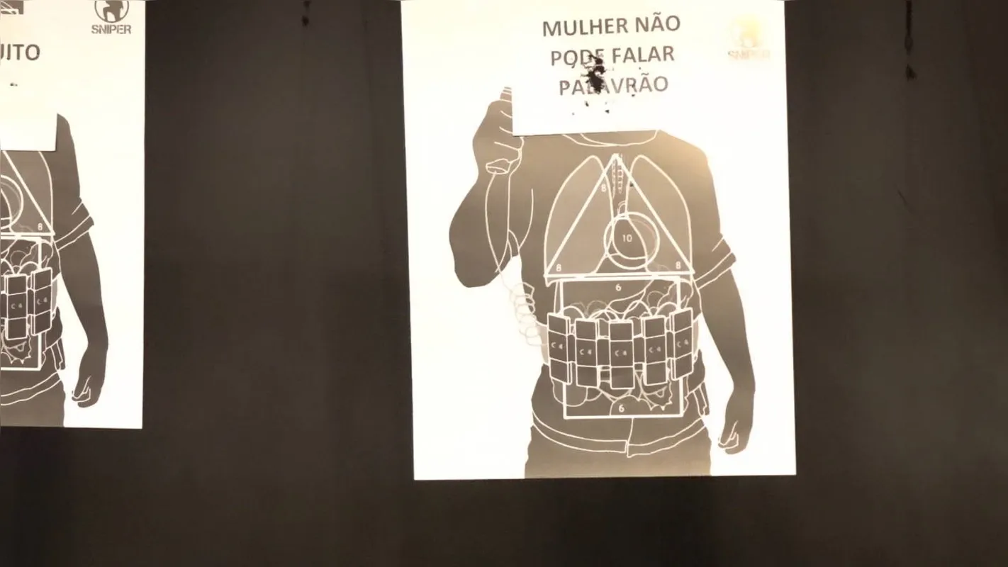 Uma das frases alvo dos tiros. O roteiro e direção artística foram realizados por Juliano Carnelos, da agência Publiccitá