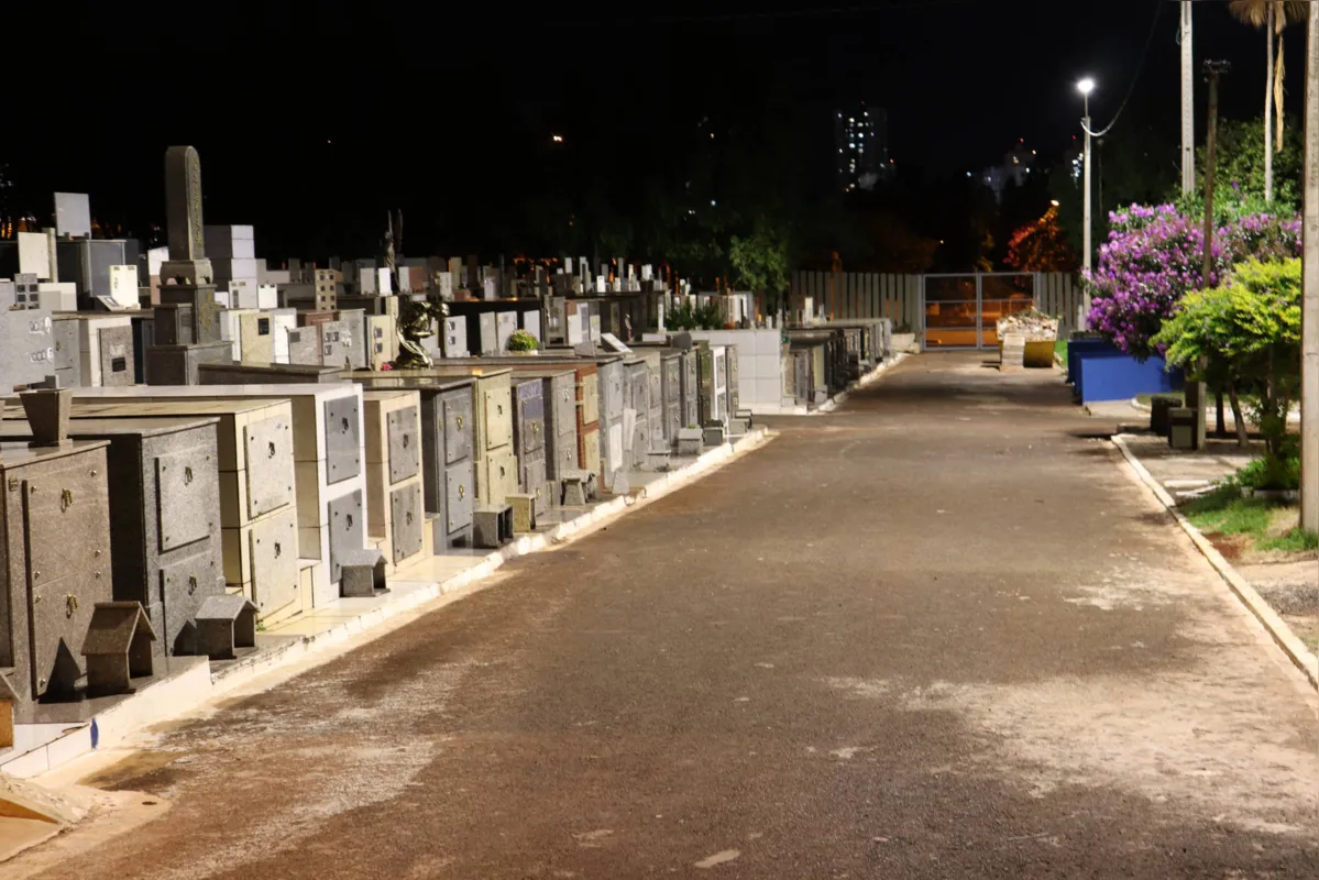 Foram instaladas 14 luminárias distribuídas em sete postes.