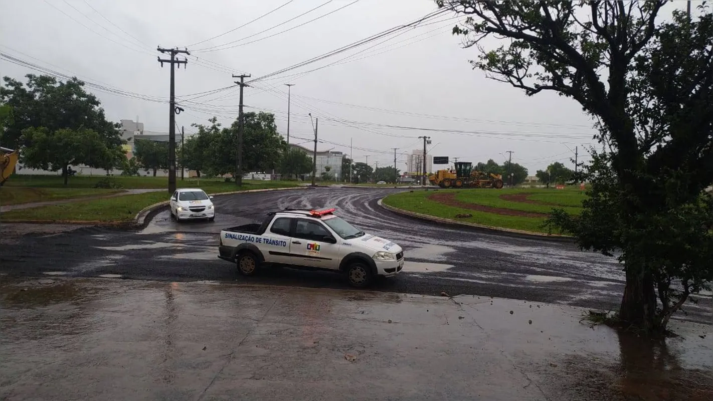 Imagem ilustrativa da imagem Chuva atrapalha colocação de asfalto e atrasa liberação de rotatória