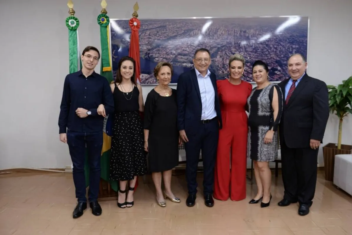 Na noite, das mais prestigiadas, Cloara contou com a presença da mãe, Araci Pinheiro Lima, que veio de Curitiba para acompanhar a sessão solene