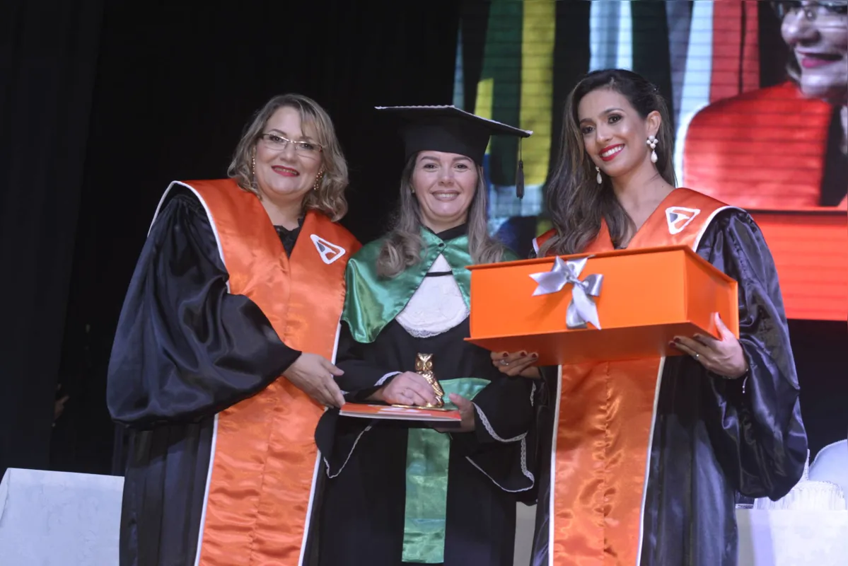A laureada Mônia Letícia Sávio Silveira com a coordenadora de Podologia, Cleonice Cartolari Figueiredo, e a coordenadora pedagógica da UniFil EaD, Camila Fernandes de Lima  