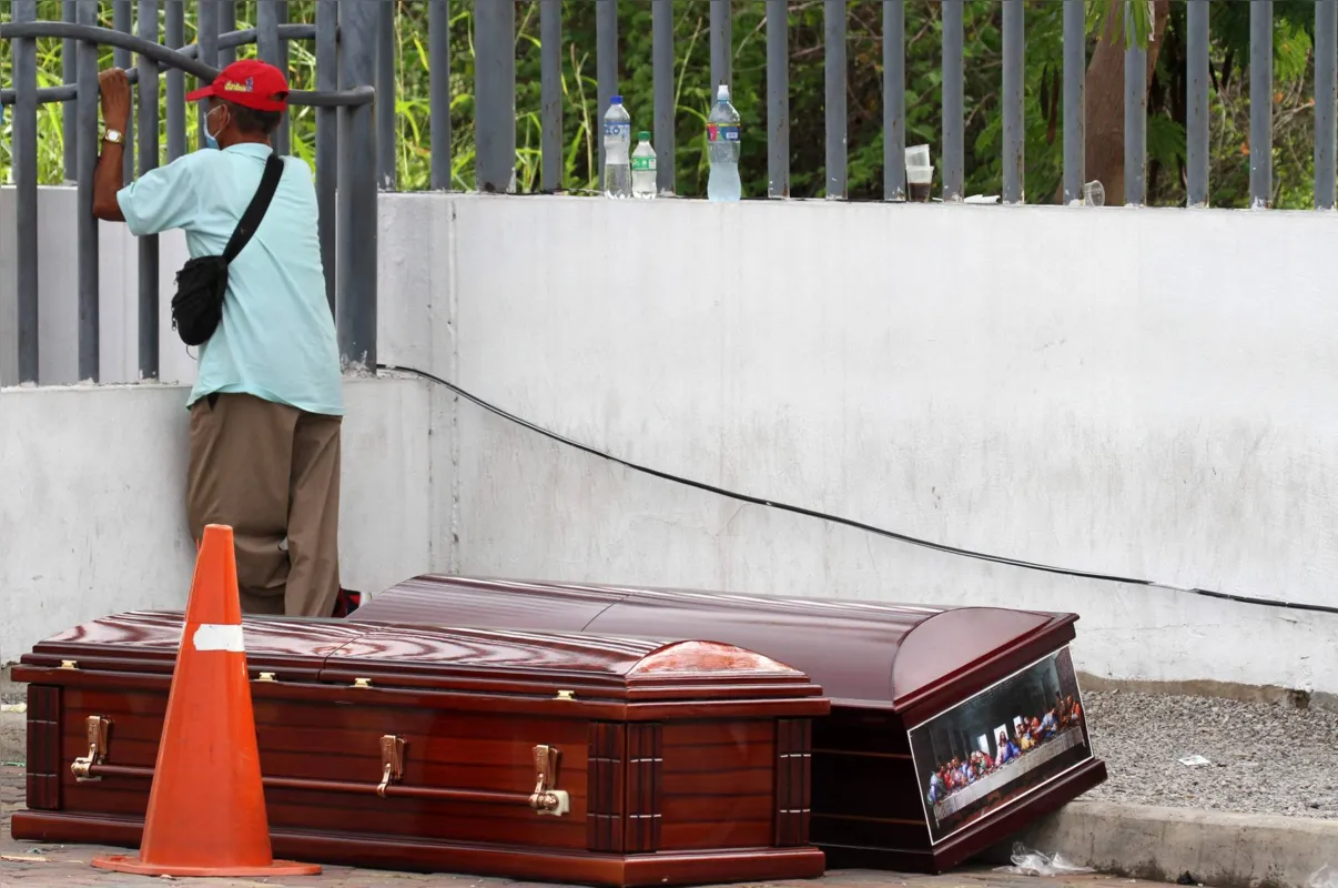Imagem ilustrativa da imagem Colapso funerário leva famílias a conviverem com cadáveres