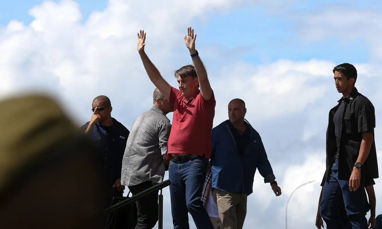 Imagem ilustrativa da imagem Com Bolsonaro, carreatas pelo país pedem fim do isolamento após 206 novas mortes por coronavírus