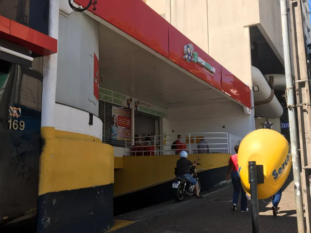 Imagem ilustrativa da imagem Com pães e laticínios, loja consegue liminar para reabrir em Londrina