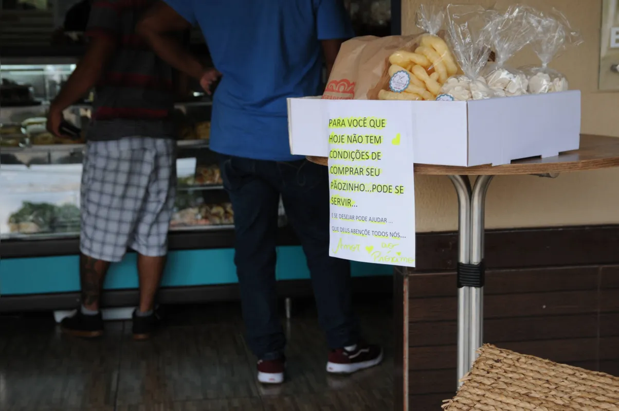 Imagem ilustrativa da imagem Comerciante de Ibiporã oferece pães de graça