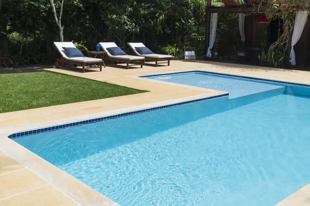 Condomínios devem proibir uso de áreas comuns, como piscinas, durante quarentena