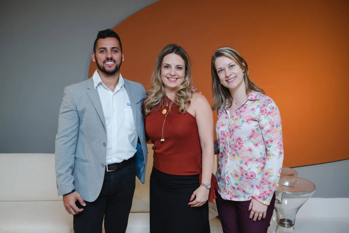 Ricardo Regina Reigada, da Sherwin Williams, mais Patrícia Fecci e Daniely Baniski