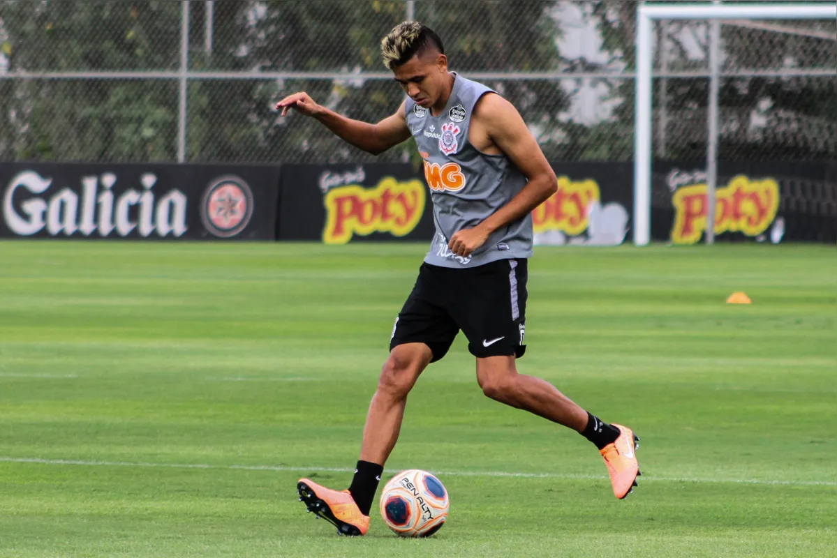 Tiago Nunes repete o time que venceu o Santos no domingo, com Cantillo como titular