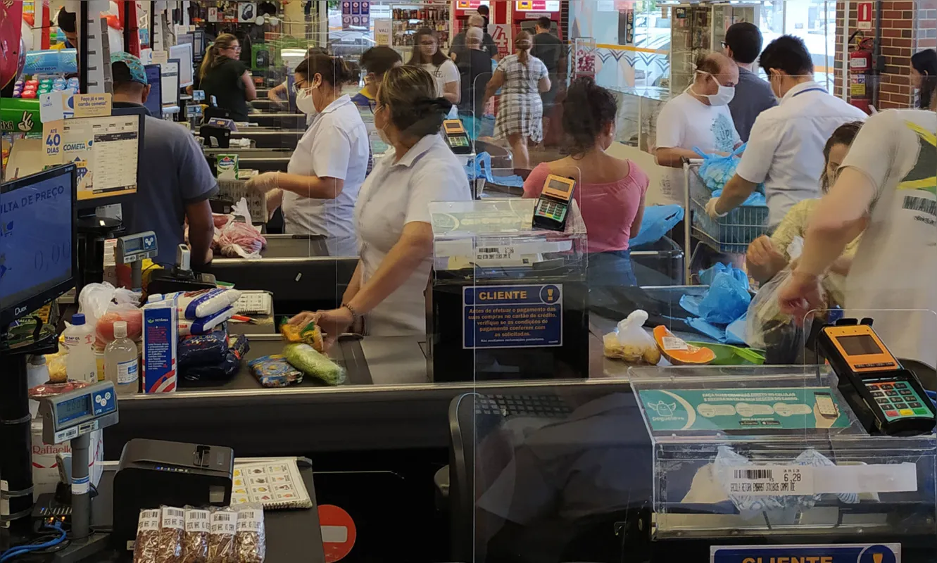 Uma das dicas é falar o mínimo possível com outras pessoas quando estiver em um ambiente público