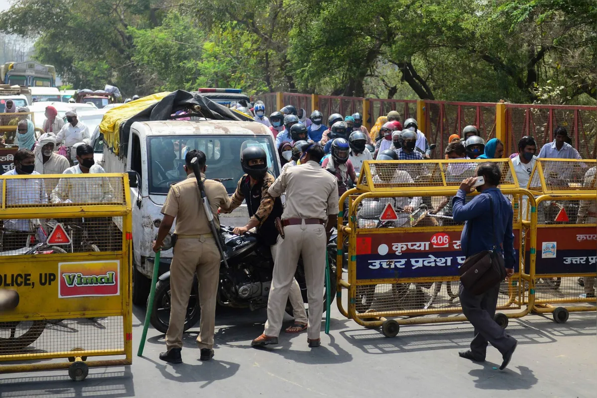 Checagem policial em Allahabad, Índia.