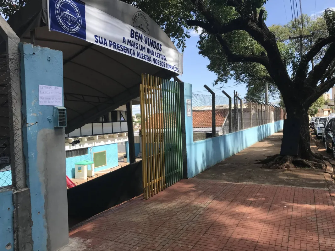 Sem energia, direção teve que improvisar e alguns alunos tiveram aula no pátio