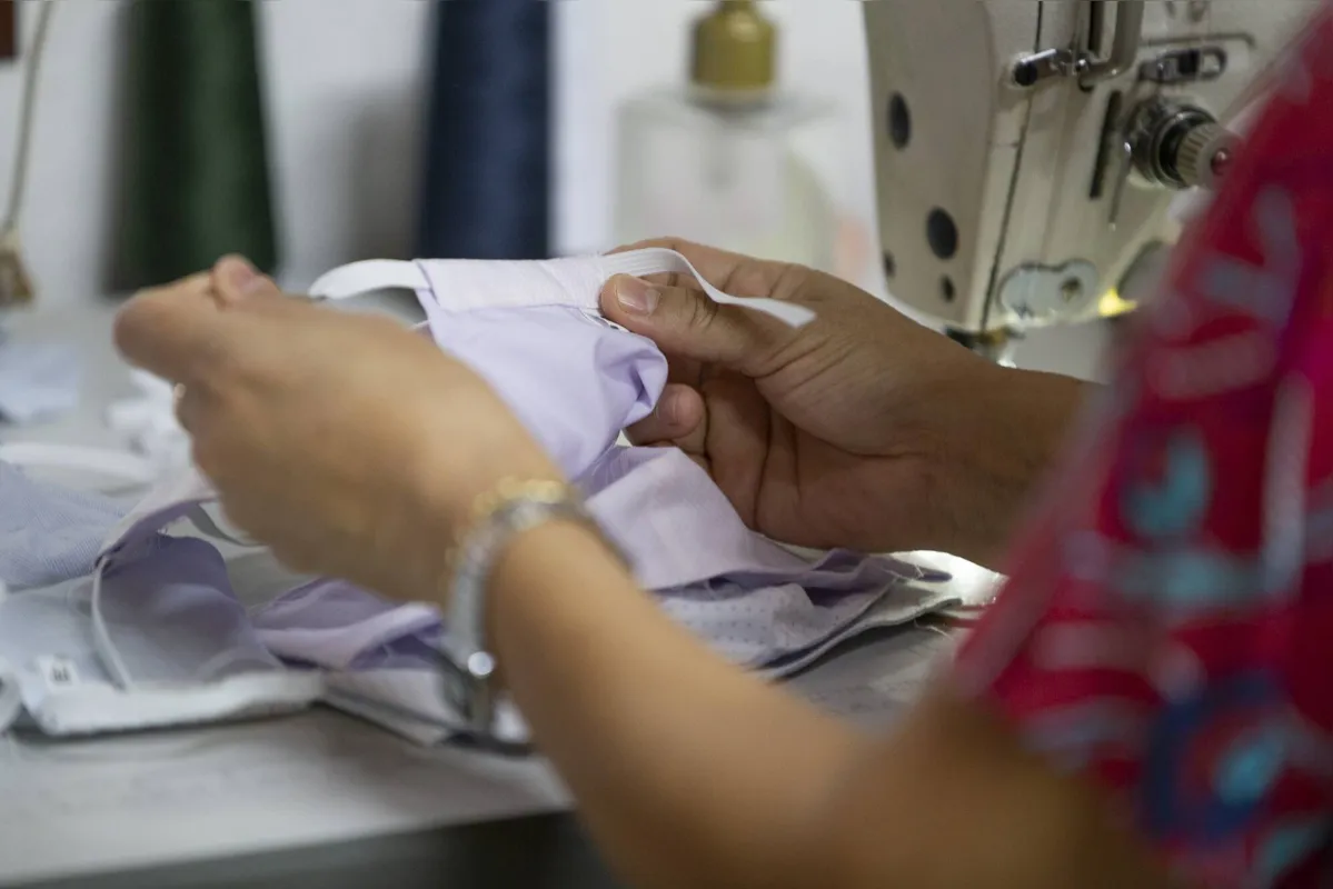 Para não ficarem 'paradas', indústrias começaram a fabricar tipos de produtos mais demandados nesse período, como máscaras, jalecos, toucas ou álcool 70%