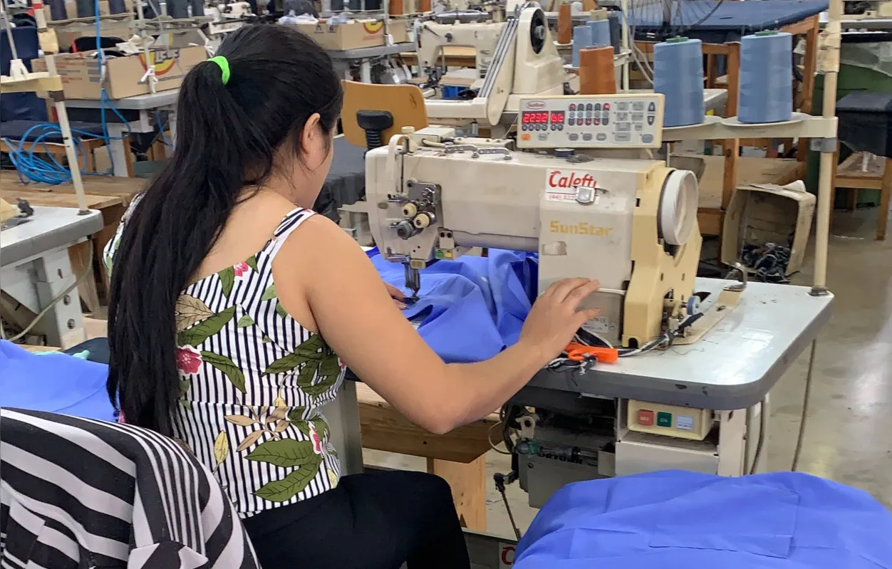 No lugar do jeans, indústria de Ibiporã fabrica uniformes hospitalares e máscaras de tecido para manter estrutura em funcionamento