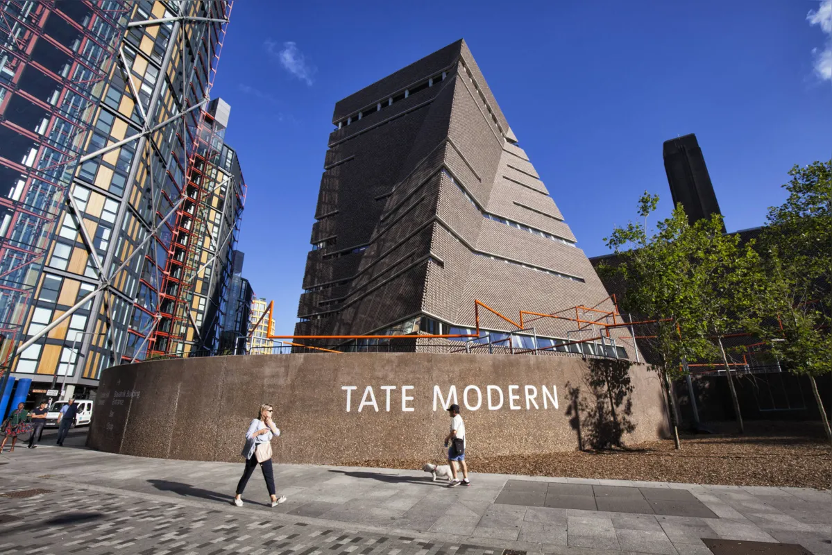 A Tate Modern, construída numa usina abandonada à beira do rio Tâmisa, em Londres, rompeu com os cânones ocidentais e hoje abriga a arte de todo mundo 