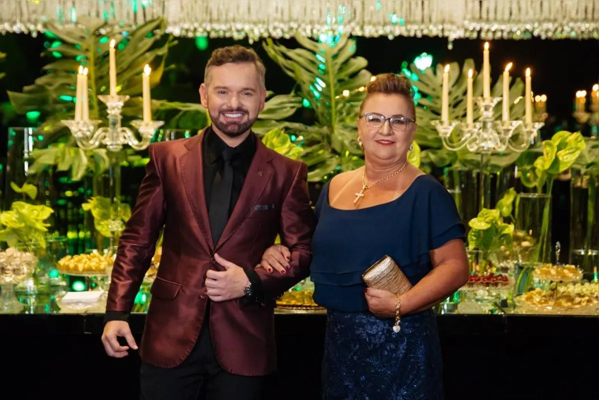 O aniversariante com a mãe, Helena Maria da Silva