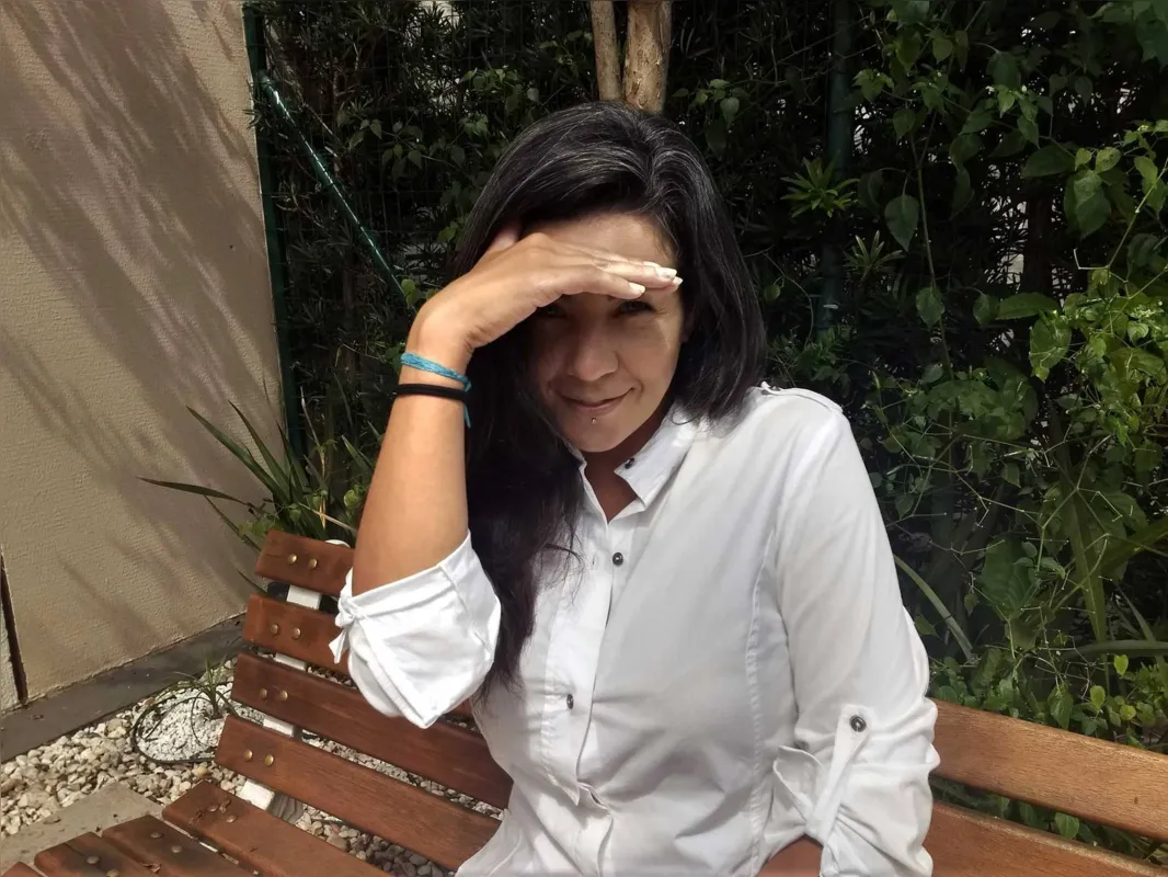A representante comercial Paula Ribeiro acordou com o sapato do "Cinderelo" na mão, "Eu lembro de nada"