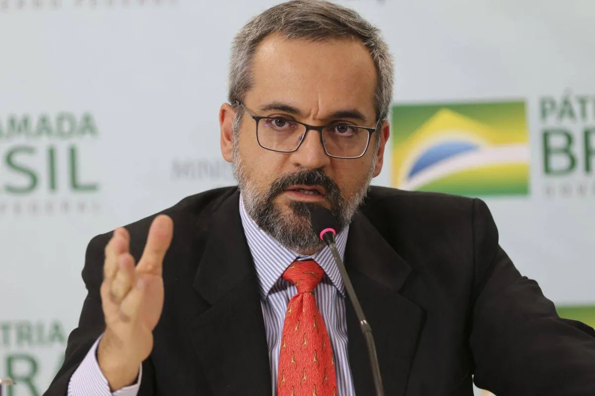 Imagem ilustrativa da imagem Deputados apresentam pedido de impeachment contra Weintraub no STF