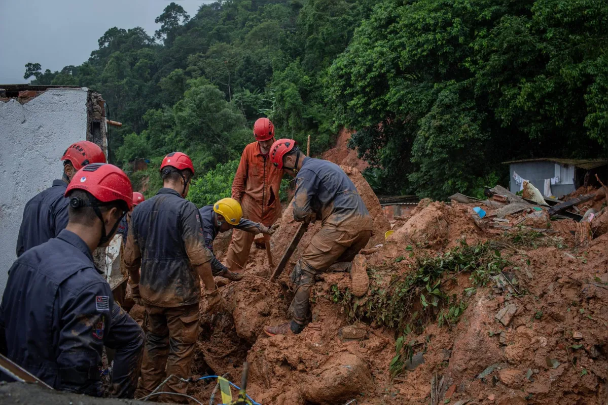 O temporal provocou deslizamentos em vários morros das cidades da Baixada Santista  soterrando casas