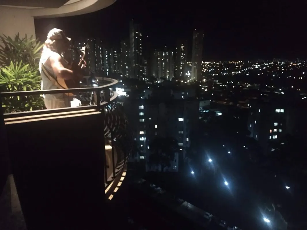 O cantor Zumzera tocou da sacada de um prédio para seus vizinhos.