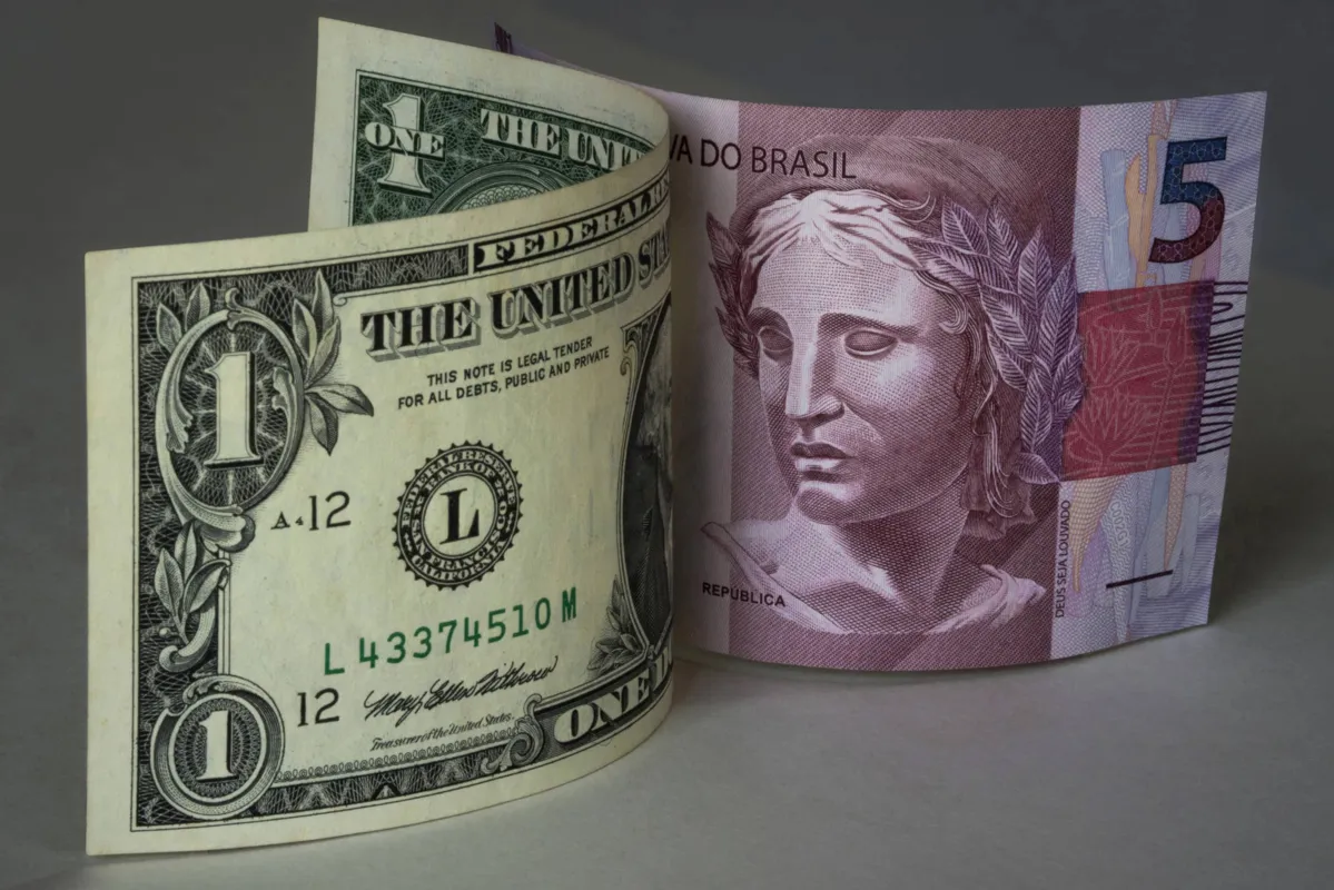 Em algumas casas de câmbio, dólar chegou a ser vendido acima de R$ 5,28