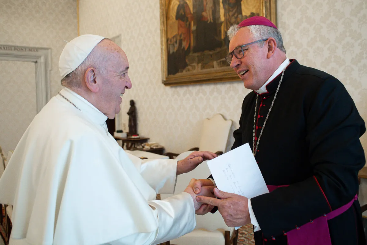 Papa Francisco cumprimenta dom Geremias Steinmetz: 
“Eu tive a graça de fazer o discurso ao Santo Padre” 