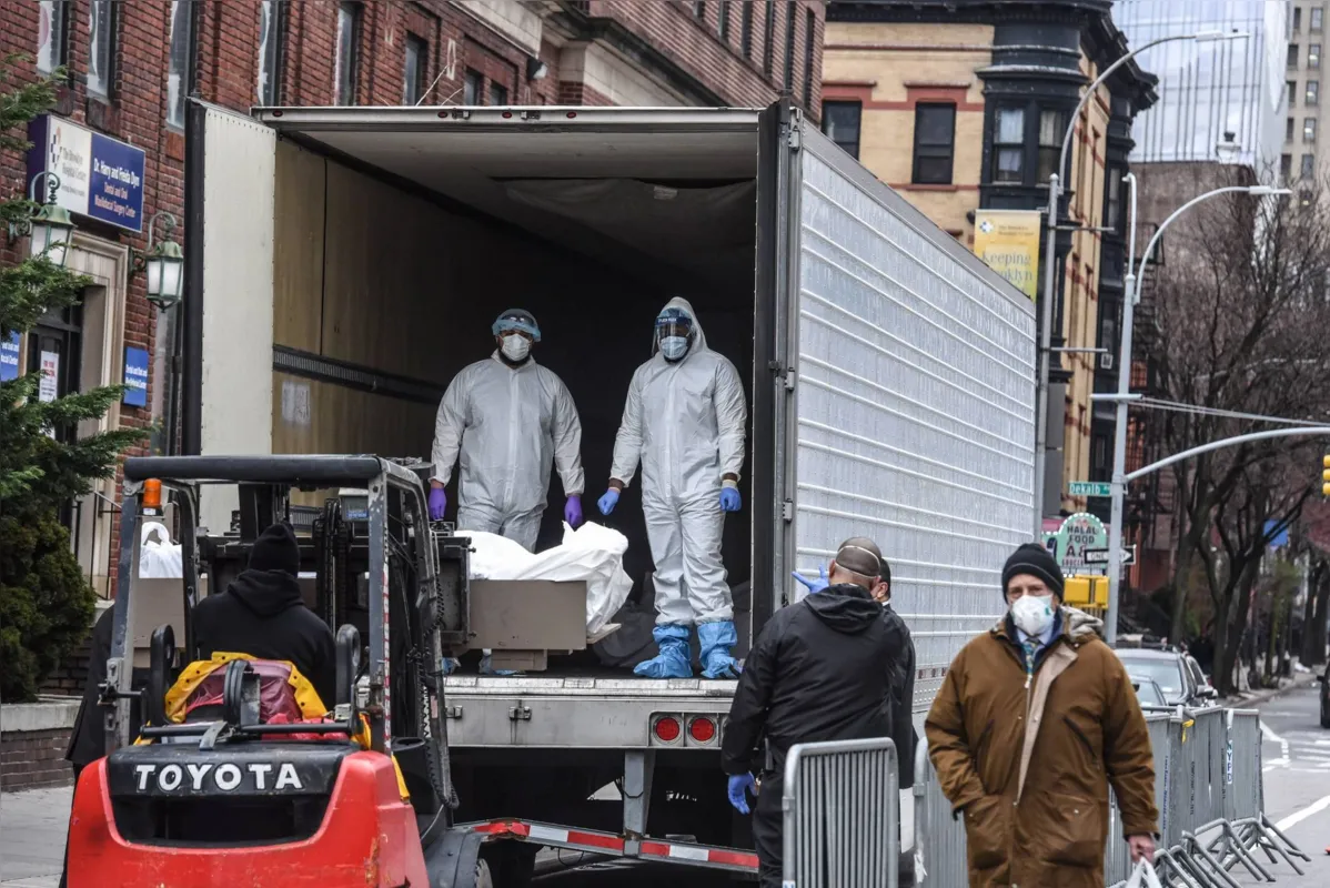 Corpo de vítima da covid-19 é levado para necrotério de Nova York 