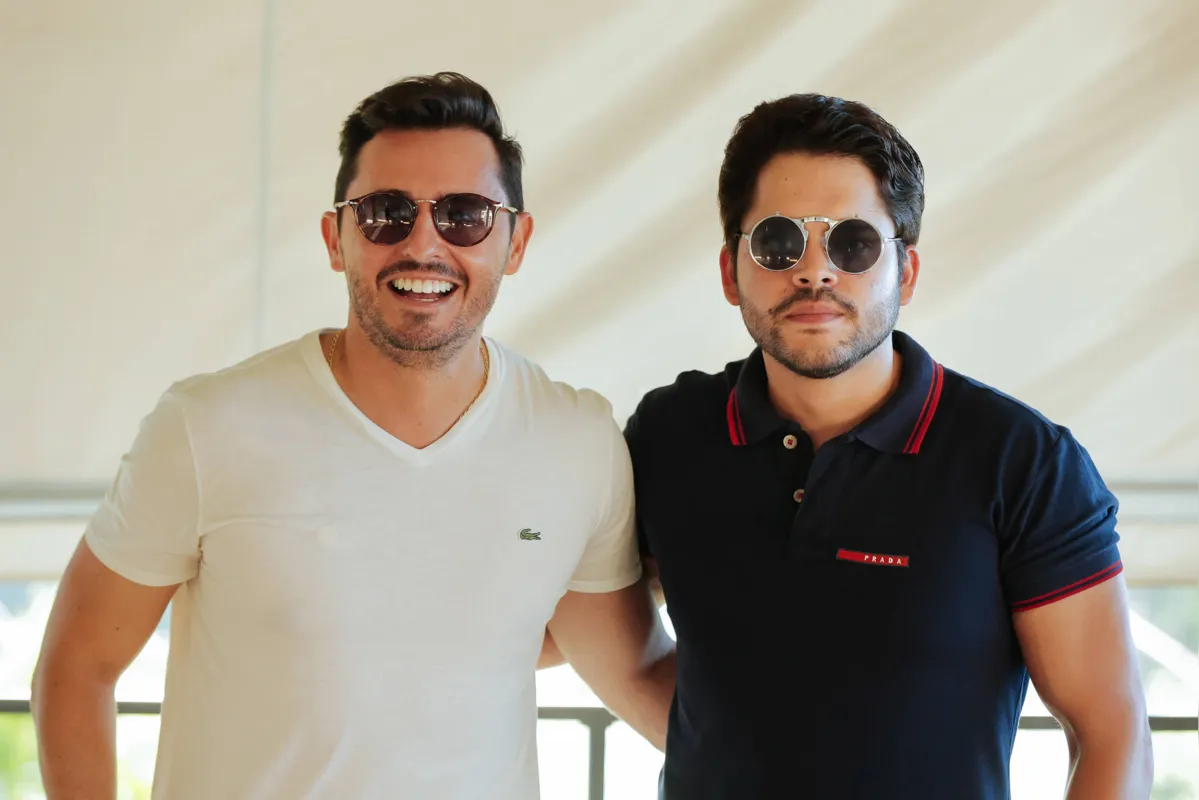 Julio Cobo e o anfitrião, Thiago Takemura