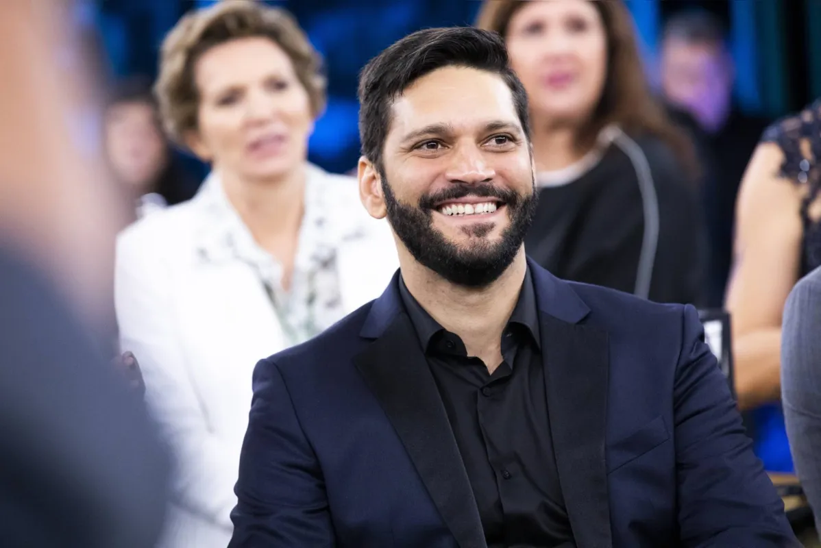 Armando Babaioff fala de 'Bom Sucesso': “Eu gravei muito, foi uma universidade essa novela. Eu sou grato. Grato demais.”