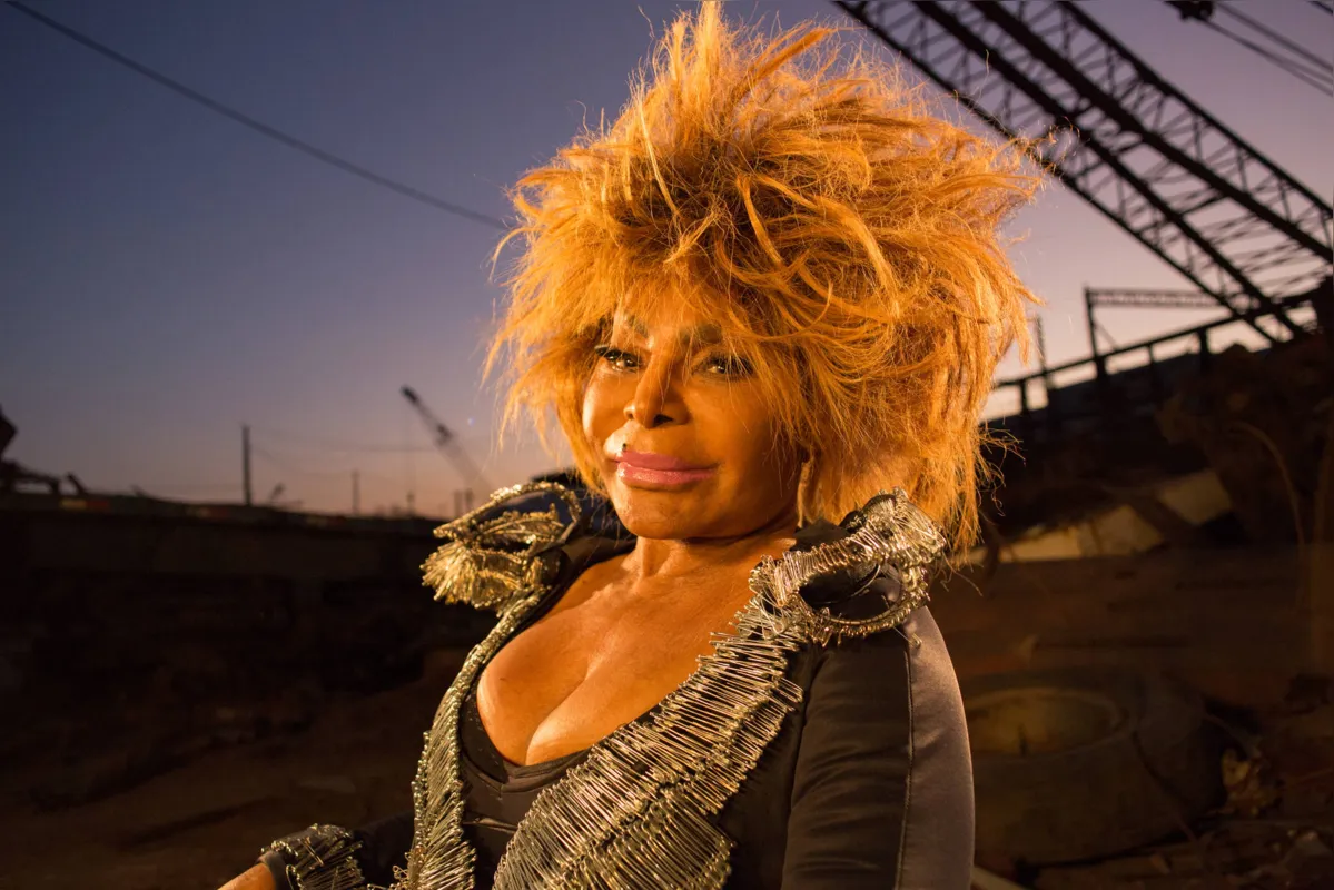 Sobre sua luta em favor das mulheres, negros e comunidade LGBTQI+ , Elza Soares tem uma resposta simples e objetiva: "Eu defendo quem me defende"