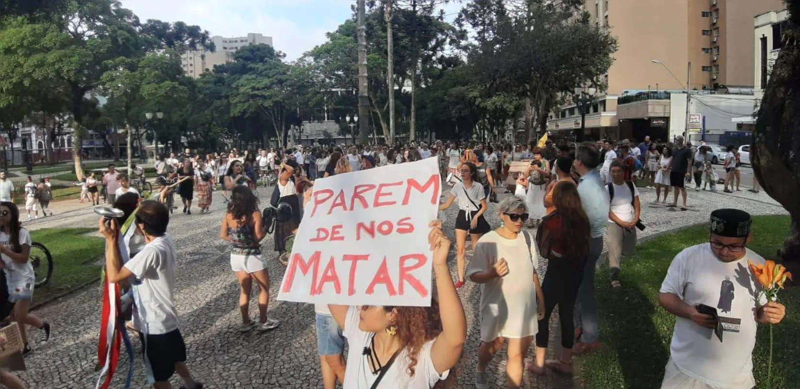 Imagem ilustrativa da imagem Em Curitiba, ato de homenagem à bailarina Magó reúne mais de 200 pessoas