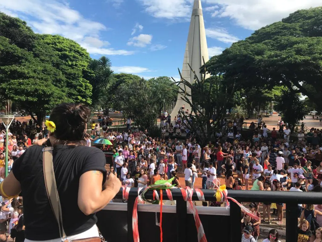 Estima-se que 5 mil pessoas participaram do ato de repúdio ao feminicídio que percorreu as ruas de Maringá 