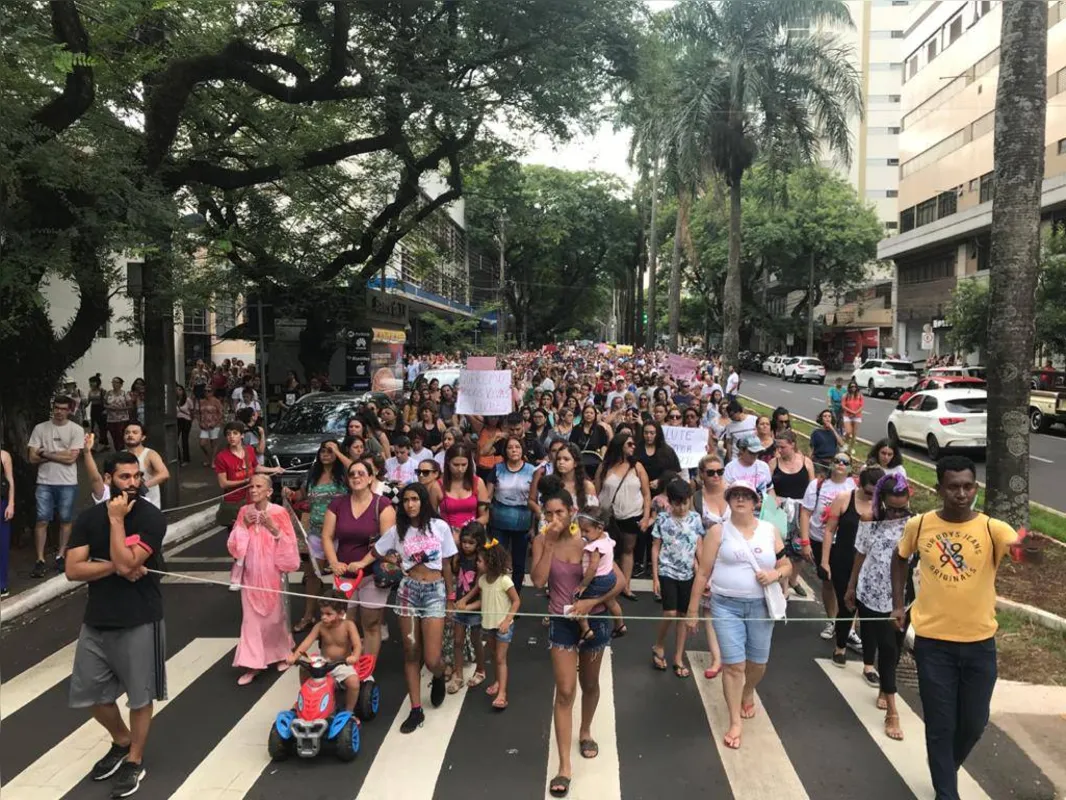 Passeata deixou avenida XV de Novembro tomada por pessoas e votos de paz
