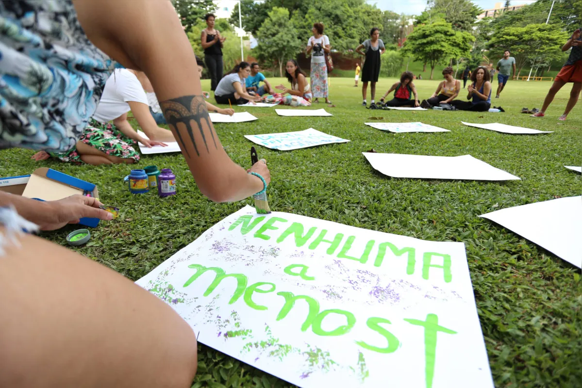 Cerca de 50 pessoas se reuniram no Zerão, em Londrina, e pintaram cartazes com frases de repúdio ao feminicídio; também houve roda de capoeira