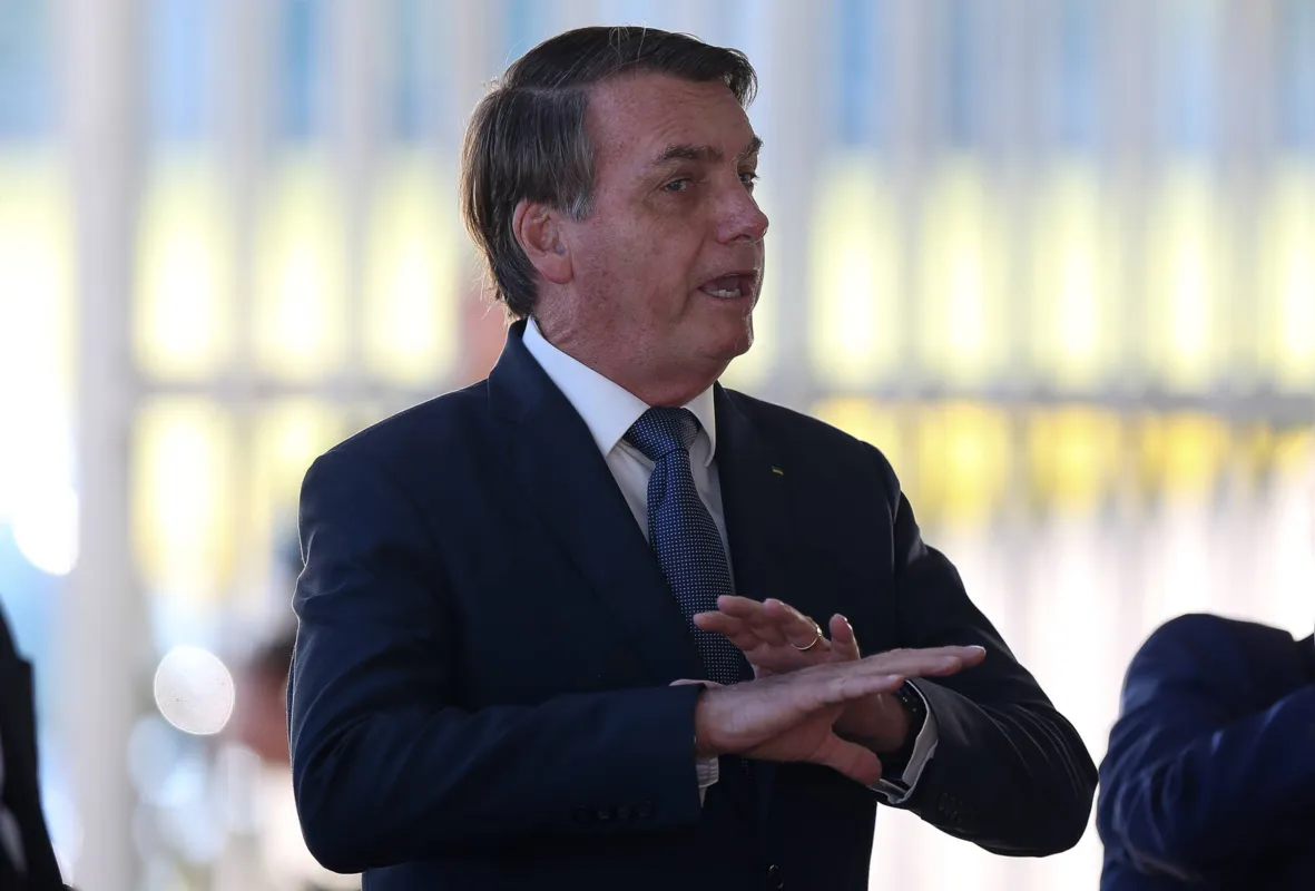 Imagem ilustrativa da imagem Em dia de jejum, Bolsonaro toma xícara de café, vê economia no beleléu e descarta canetada
