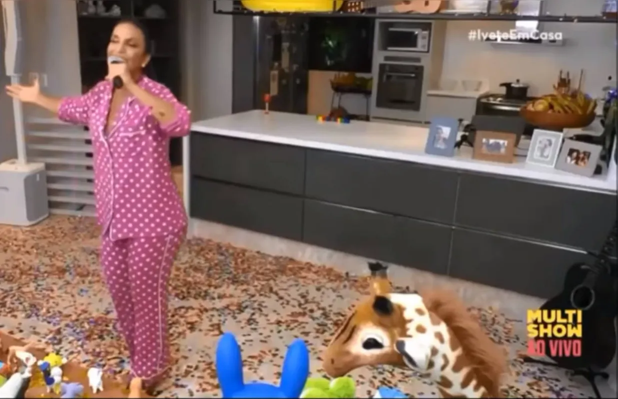 Espontânea, Ivete Sangalo fez live de pijama ao lado do marido e do filhos de 10 anos