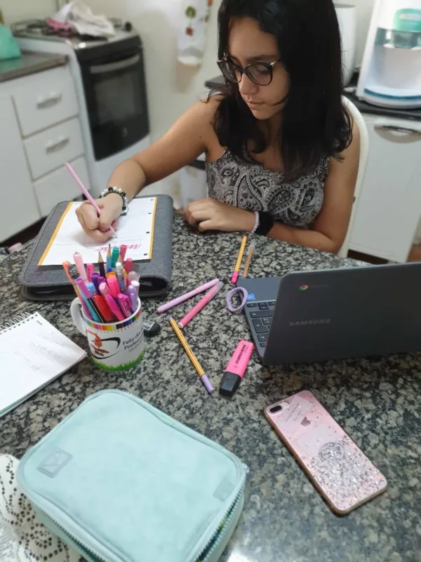 Manter o foco nos estudos nesta época de quarentena é primordial para o desenvolvimento da aprendizagem e ajuda no enfrentamento do impacto de isolamento. Neste momento, fazer parte de um colégio que utiliza recursos digitais é de extrema importância. O Colégio Pontual  Unidade Shopping Quintino une o que há de melhor no ensino tradicional e nas inovações tecnológicas, estando totalmente preparado para enfrentar os desafios impostos pela quarentena social. Os professores estão utilizando as salas de aula online todos os dias. As atividades estão acontecendo desde o primeiro dia sem aulas presenciais. A missão de ensinar e aprender está sendo mantida digitalmente, afinal estar conectado com a realidade e nunca parar é um dos objetivos de ser Pontual. Pais e familiares aprovam e aplaudem a modalidade.
(Fotos)
Image