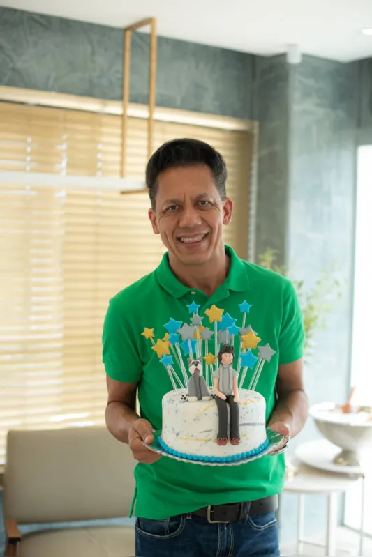 Edson Wander, o Xuxu: o bolo em homenagem ao aniversariante e ao mascote, Greg, levou assinatura de Fer Pauli