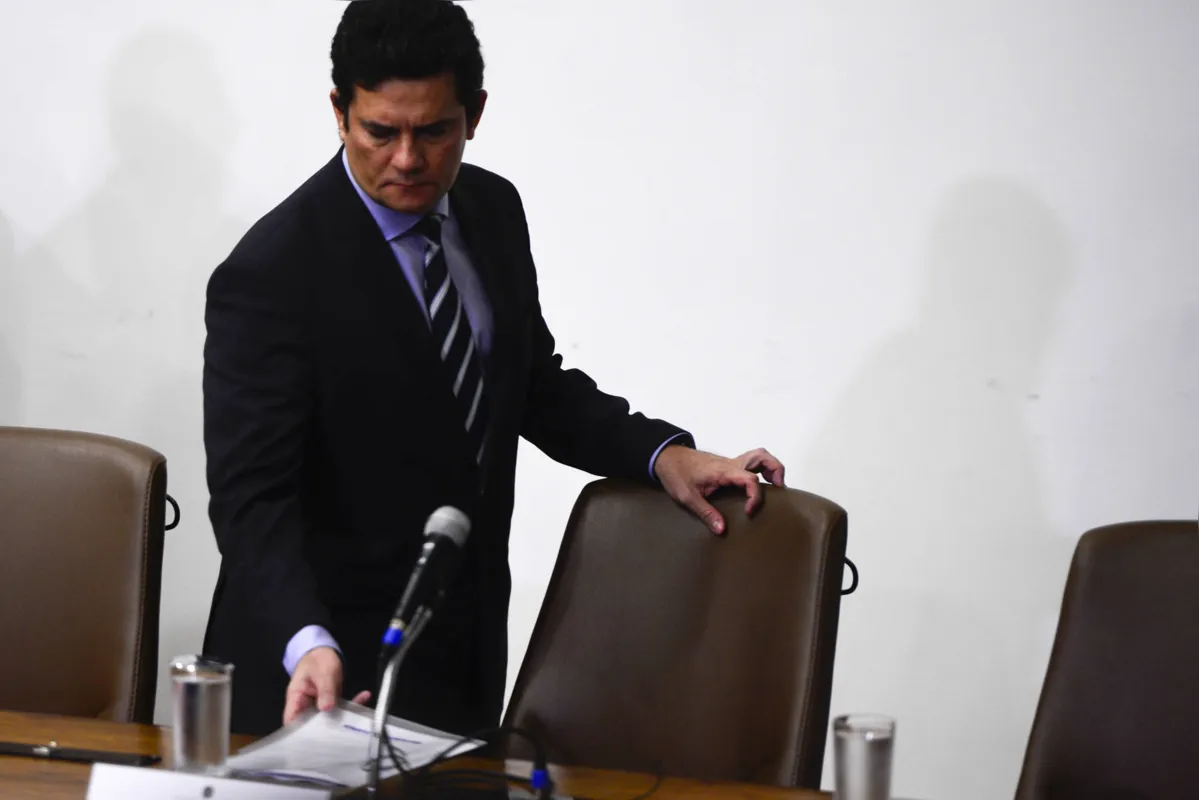 Imagem ilustrativa da imagem Entrada da PF vira palco de protestos em dia de depoimento de Moro em Curitiba