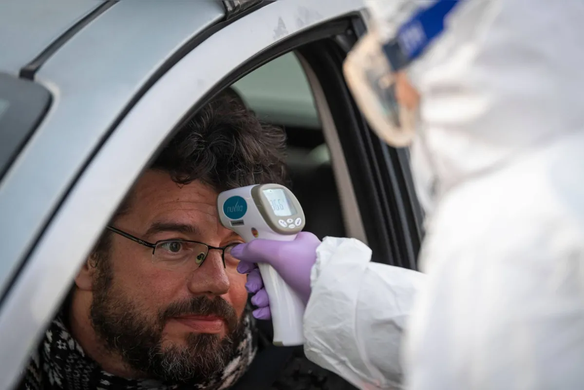 Motoristas que cruzam a fronteira entre Itália e Eslovênia precisam media a temperatura corporal para seguir viagem