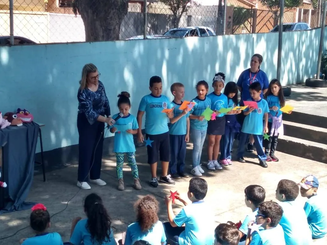 Alunos da Escola Suely Ideriha  no momento da leitura com a professora Cleide Cyoia