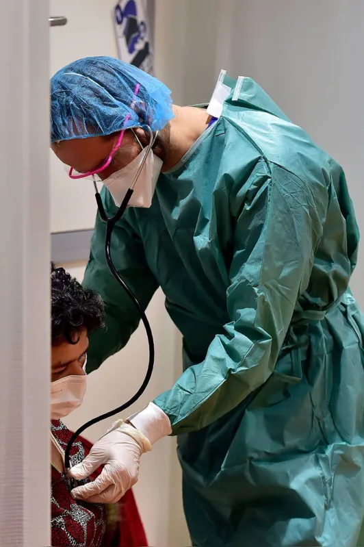 Médico examina paciente com suspeita da covid-19 em hospital de Bordeaux