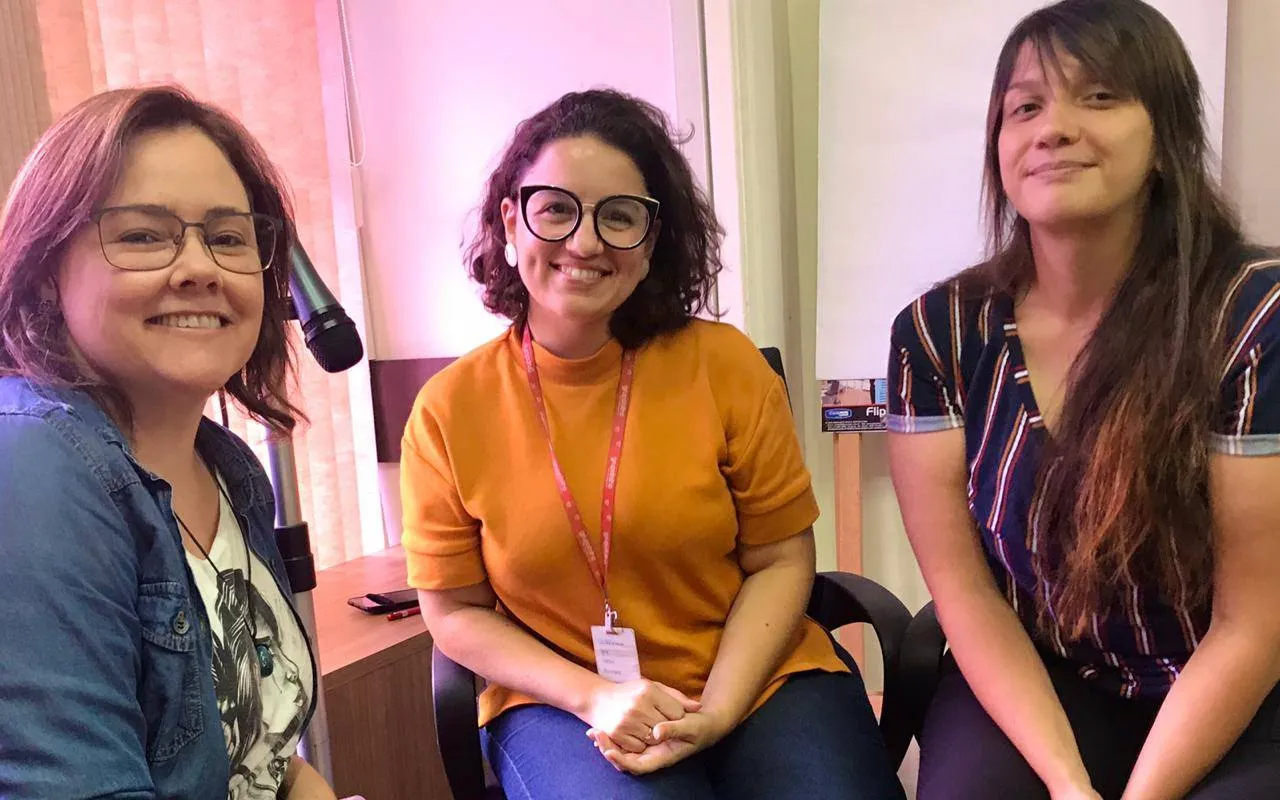 A professora Ellen Dias (à esq.) com as jornalistas Lais Taine e Patrícia Maria Alves  