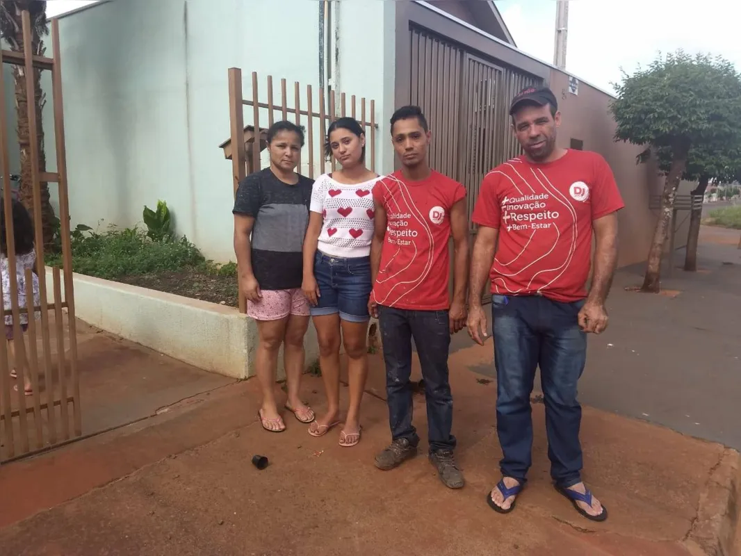 Maiara e o irmão Diego entre os tios Maria e Marcelino: expectativa pelo resultado do exame de DNA